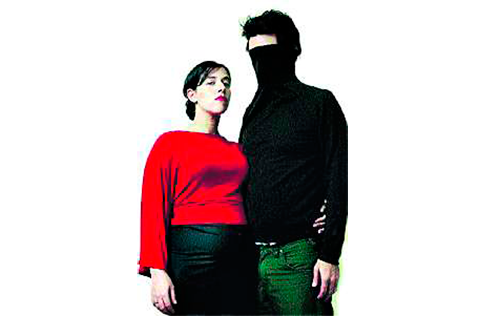 Foto de Nora Lezano para entrevista a Juliana Gattas y Sebastián Carreras, 14 de abril de 2005.