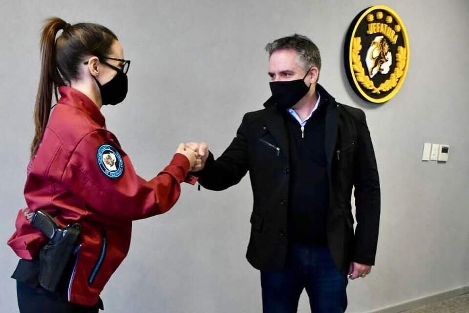 En la imagen, el secretario de Seguridad porteño Matías D'Alessandro y la policía Melina Briscia.