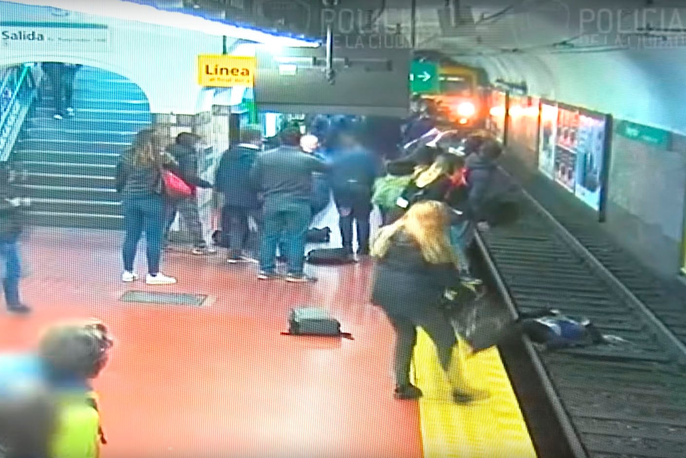 La mujer cayó a las vías del subte y los demás pasajeros hicieron señas para que el tren no la arrollara.