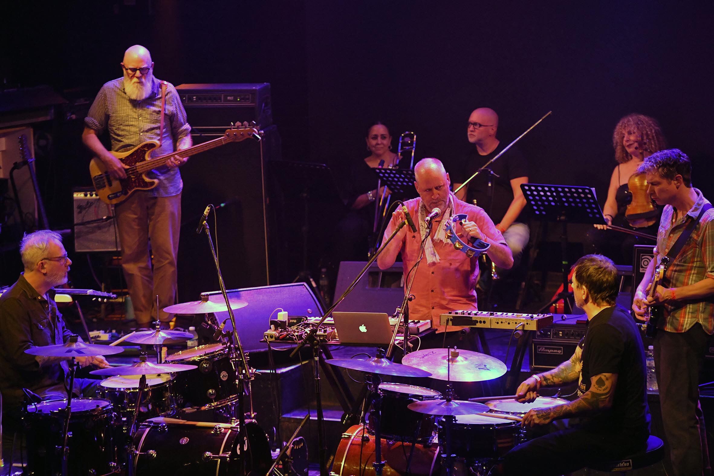 Tortoise, con su curiosa estructura de las baterías mirándose frente a frente. 