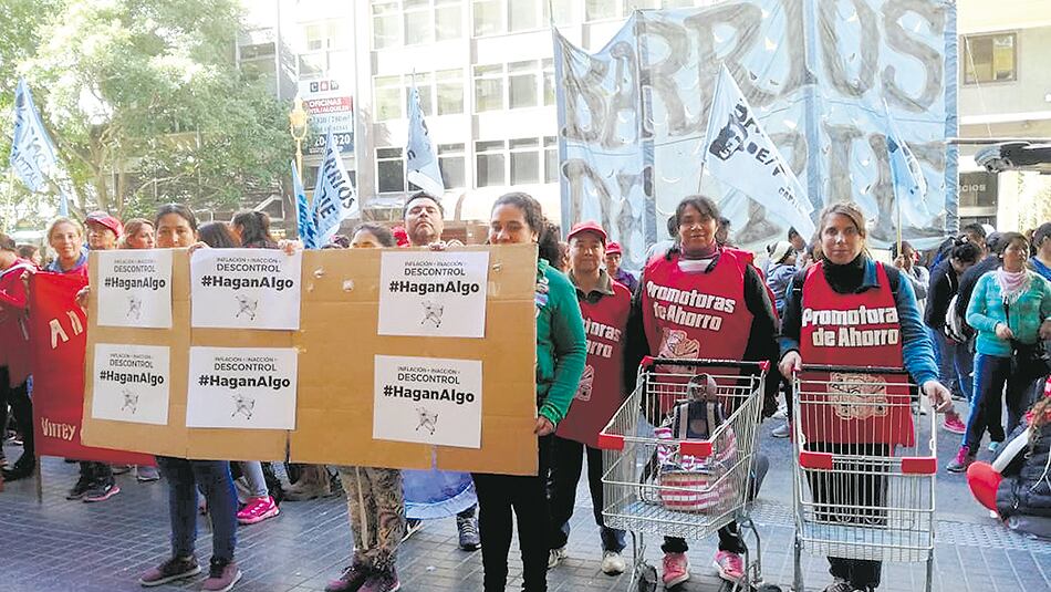Los militantes de Barrios de Pie se manifestaron ante la Secretaría de Comercio.