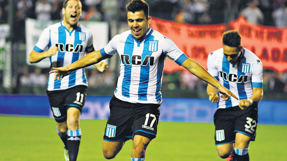 Acuña festeja su gol, el primero de Racing y el que puede abrir el sueño de entrar a la Libertadores.