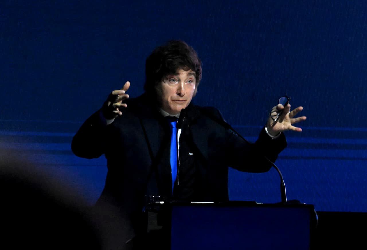 Durante el discurso tembloroso, Milei balbuceó en más de una oportunidad y se lo vio transpirado.