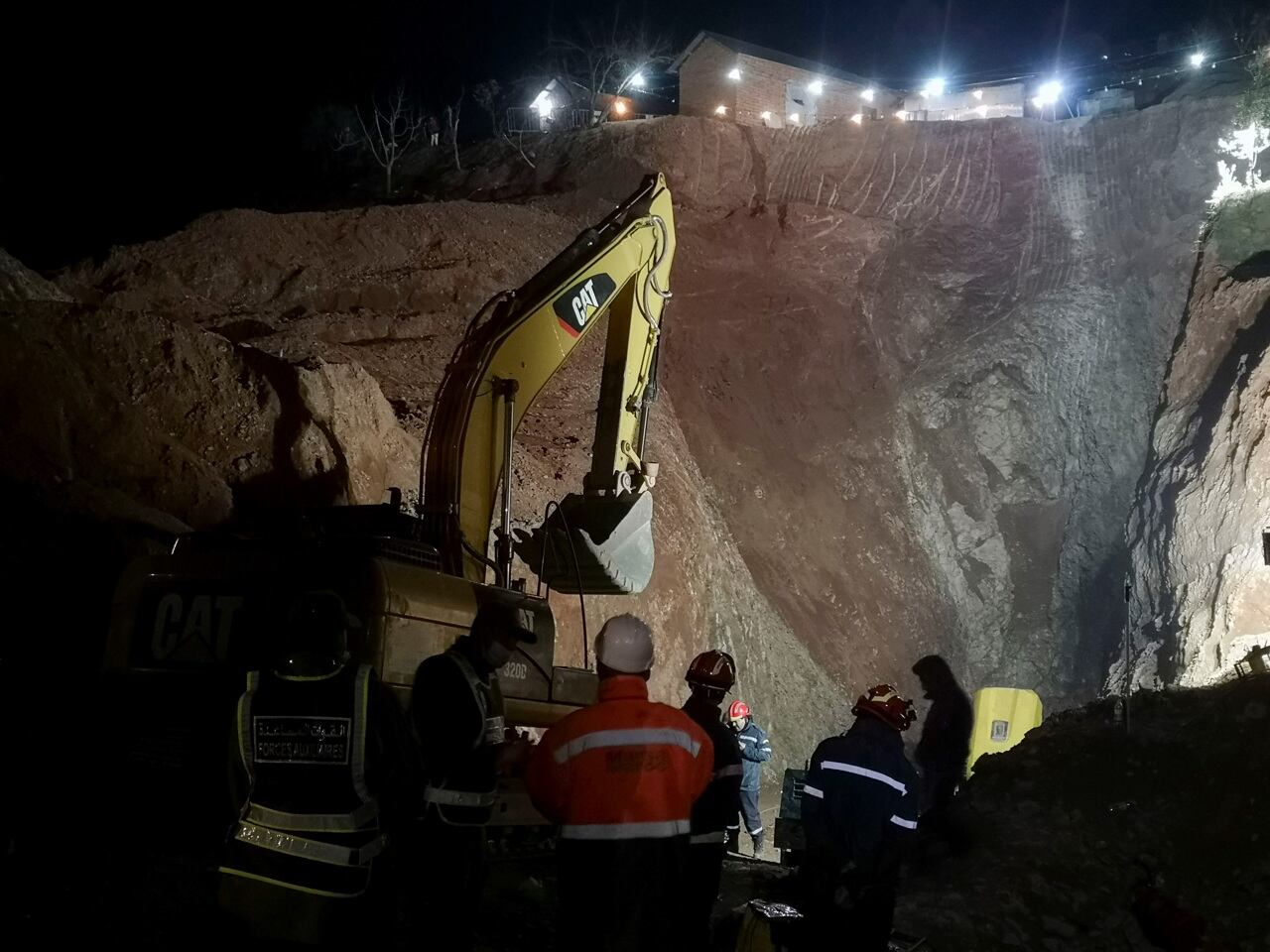 Las retroexcavadoras trabajaron sin parar para llegar adonde está el niño