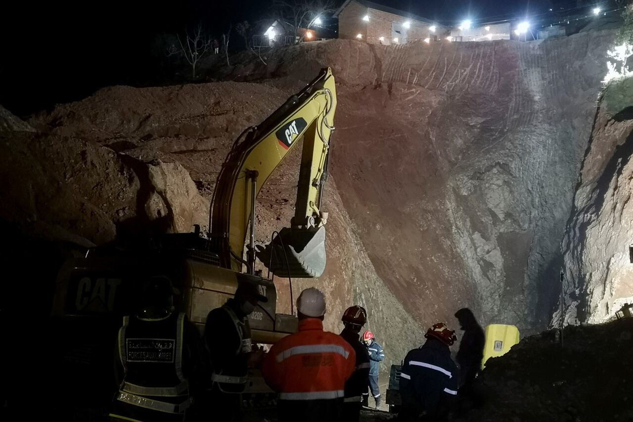 Las retroexcavadoras trabajaron sin parar para llegar adonde está el niño