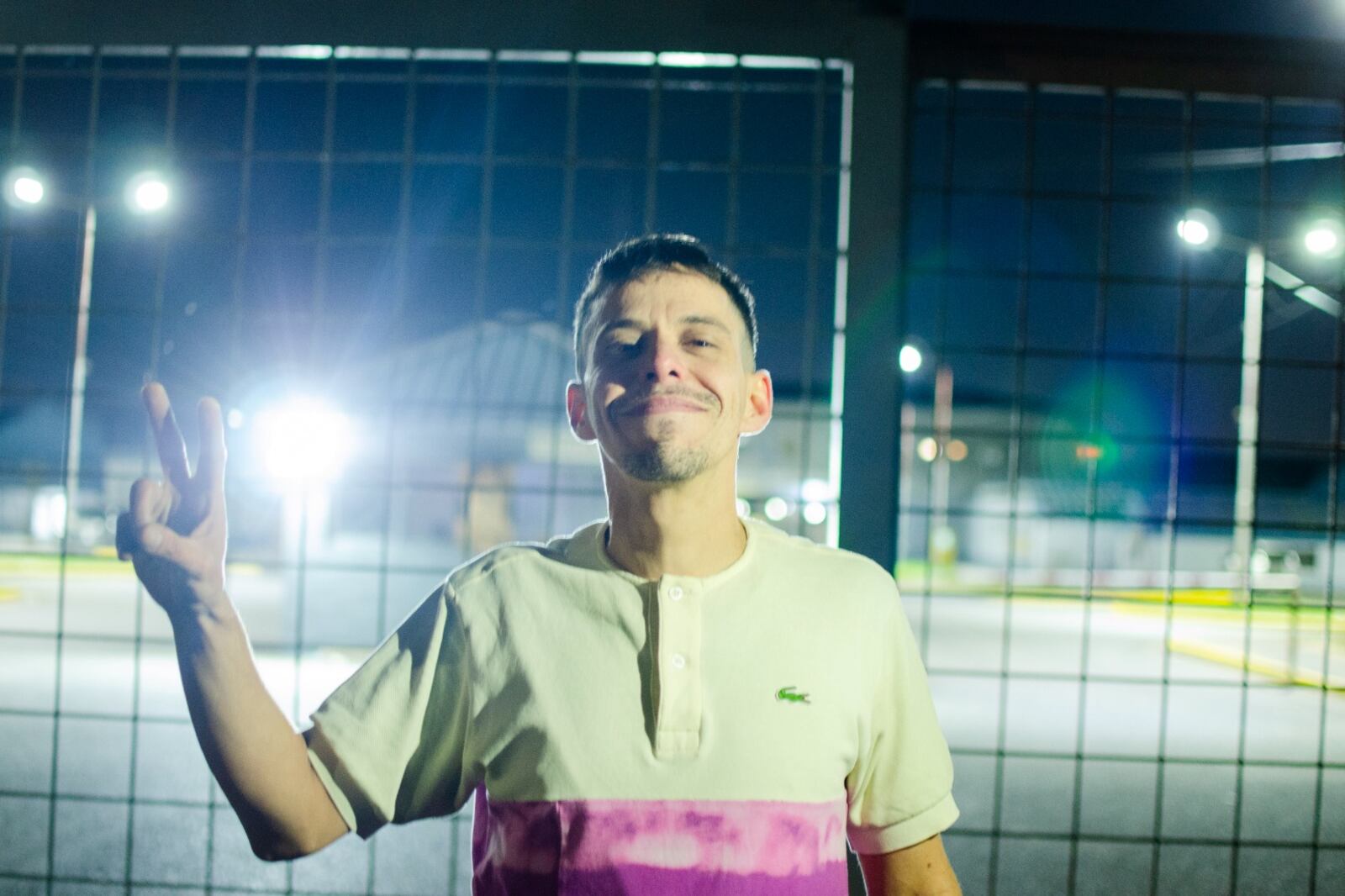 Facundo en las puertas de Ezeiza, la noche de su liberación.