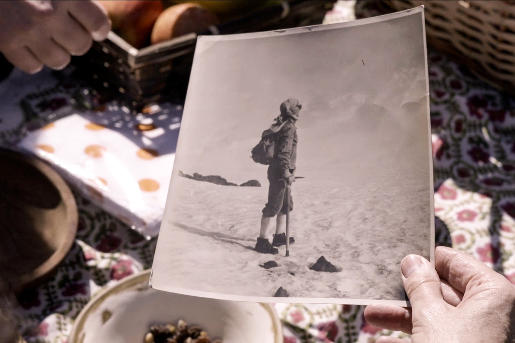 Con abundante material, Szperling construye un tapiz conscientemente incompleto.