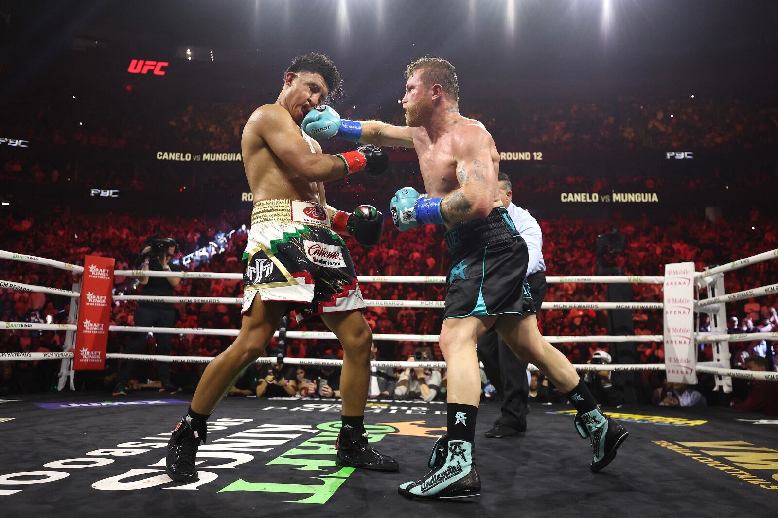 Canelo impacta su derecha en la cara de Munguía.