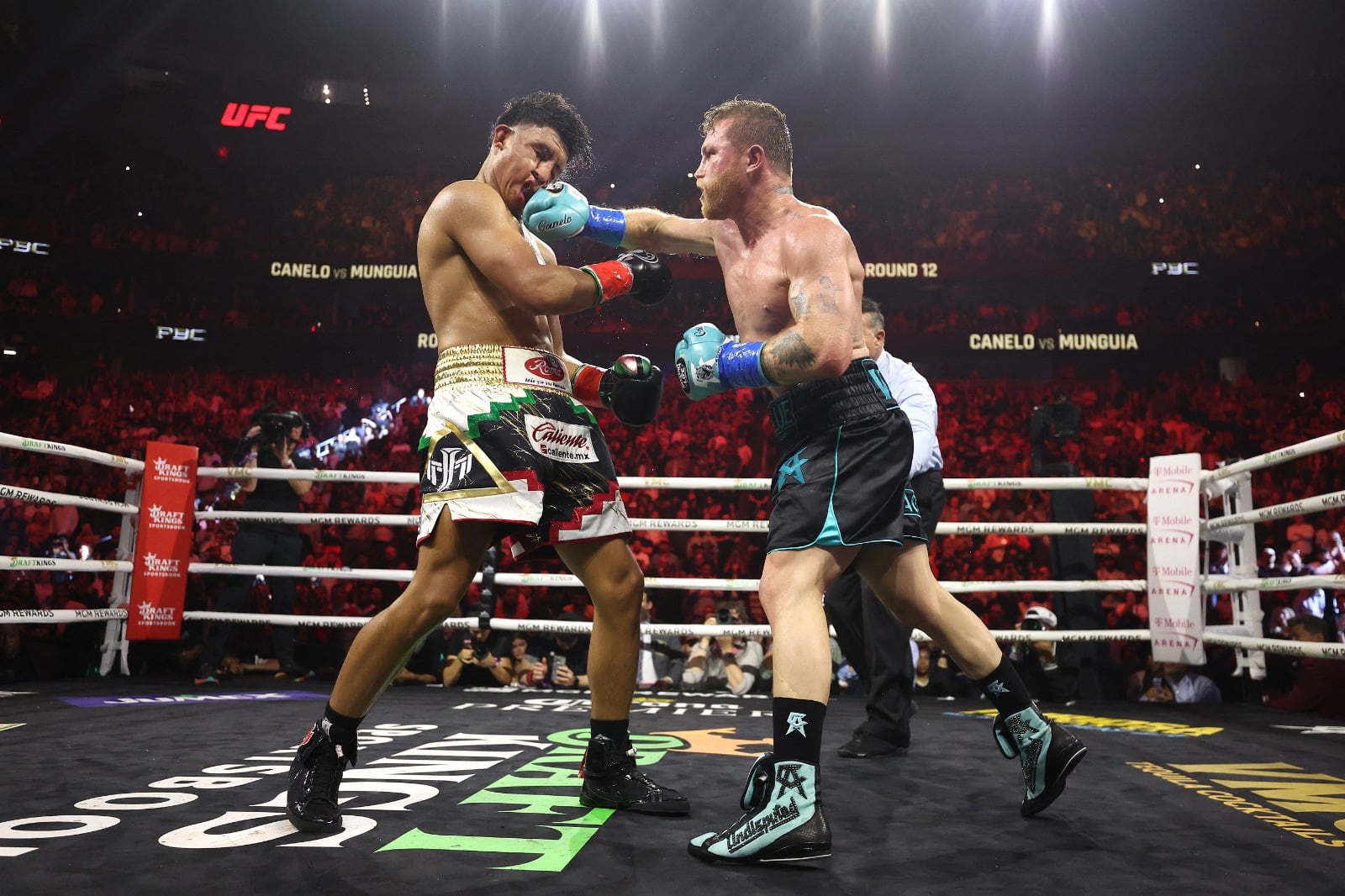 Canelo impacta su derecha en la cara de Munguía.