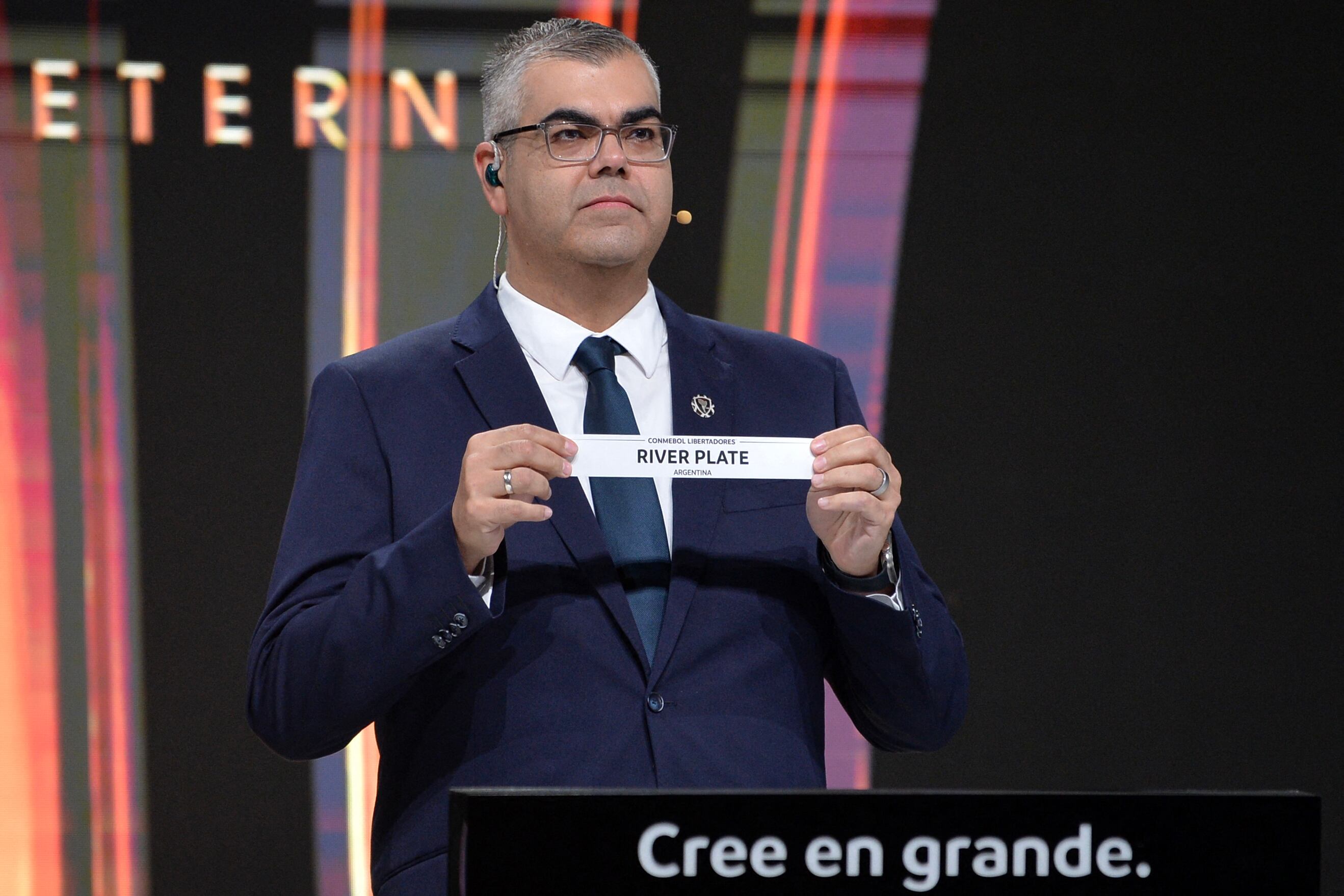 El brasileño Frederico Nantes, de Conmebol, siempre presente en los sorteos.