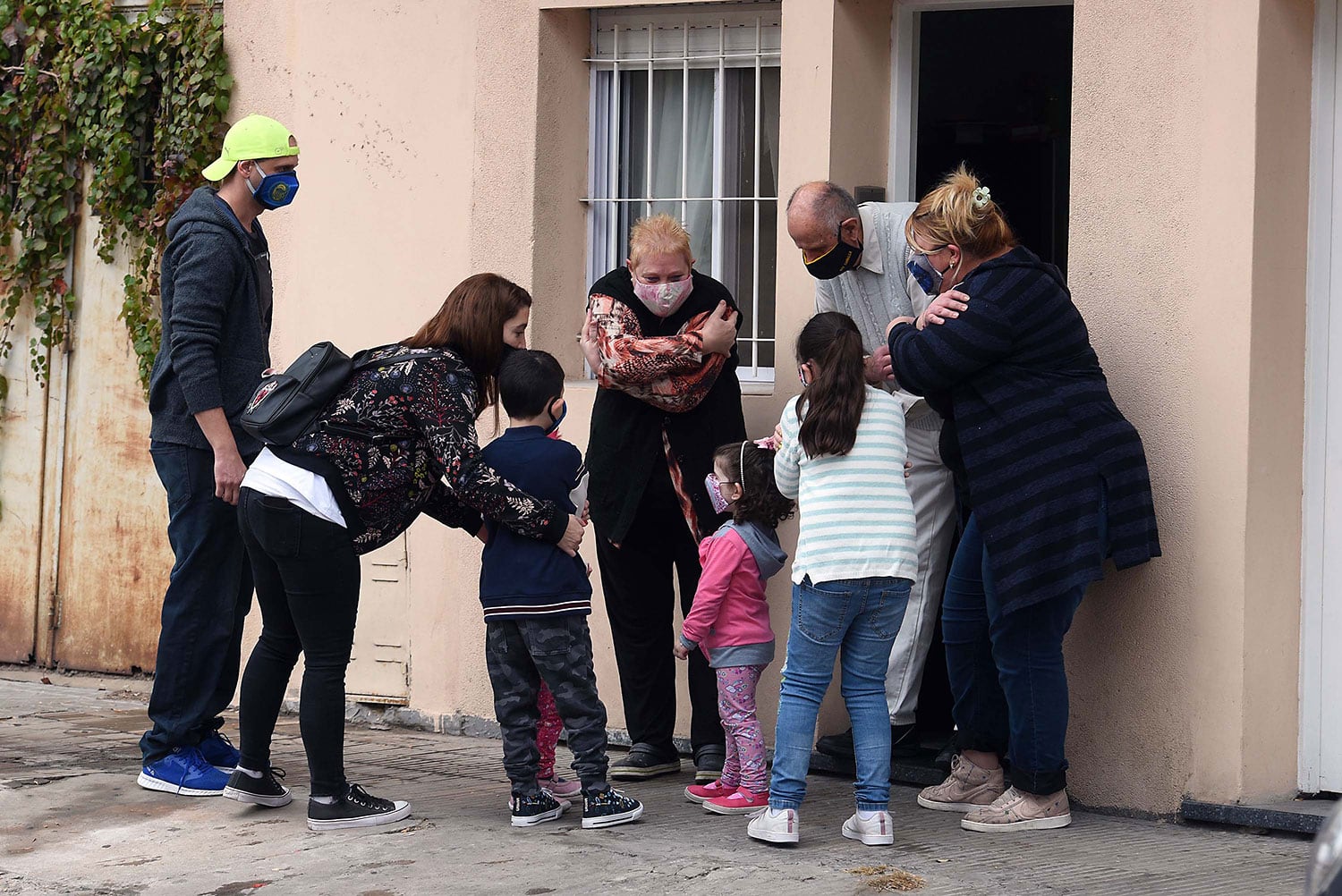 El abrazo es algo de lo que más se extraña en el aislamiento.