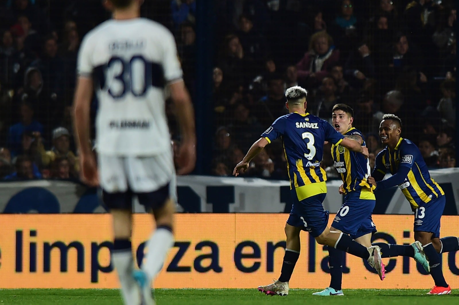 O'Connor celebra su gol con Sández y el colombiano Campaz