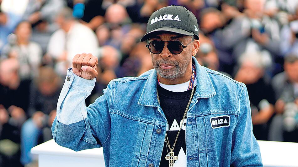 Spike Lee en pose combativa para el ingreso al Palais en la proyección de BlacKkKlansman.