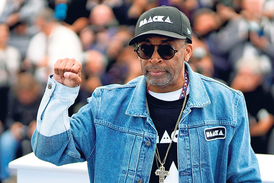 Spike Lee en pose combativa para el ingreso al Palais en la proyección de BlacKkKlansman.