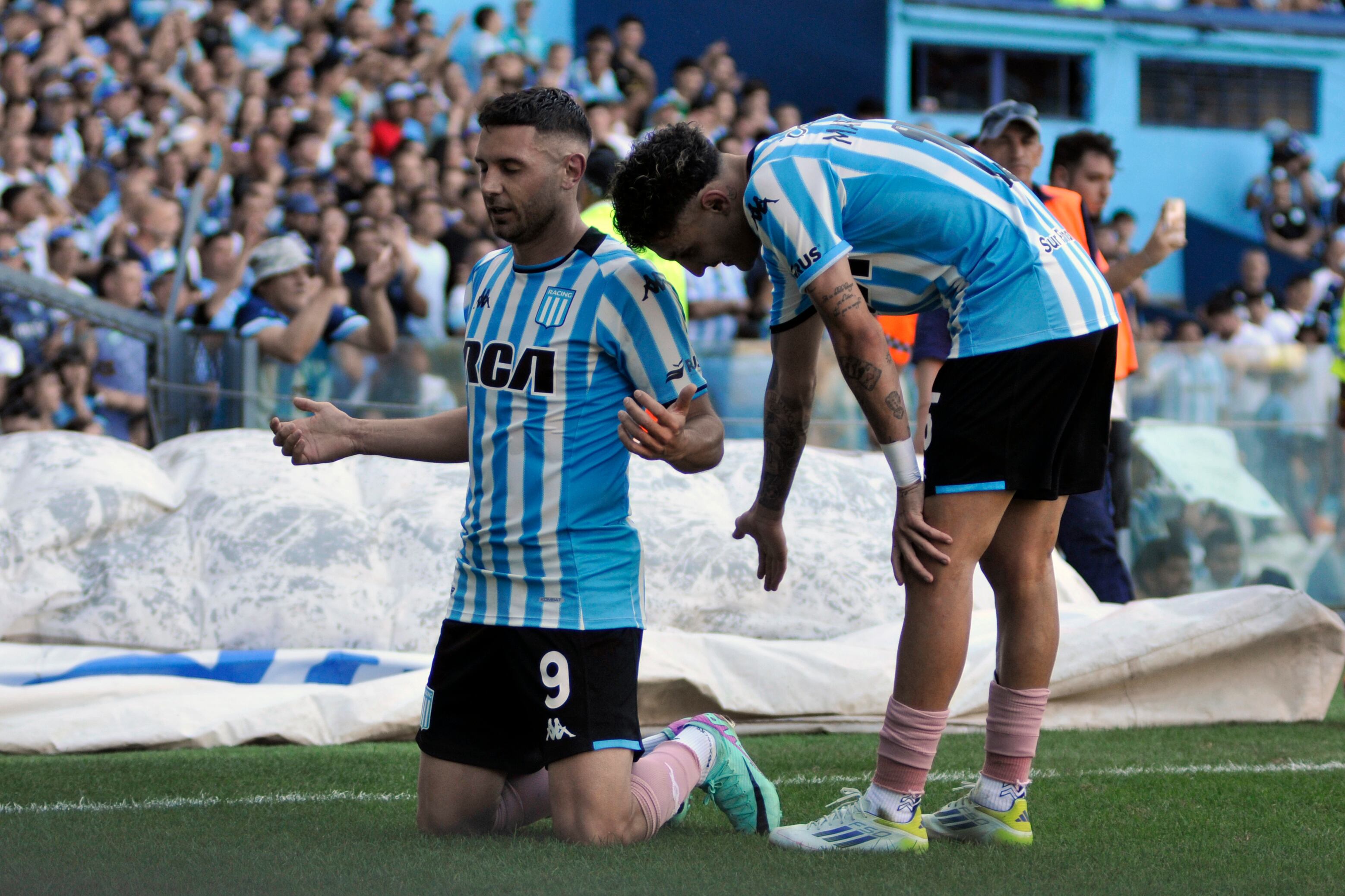 Martínez festeja para Racing; antes había fallado un penal