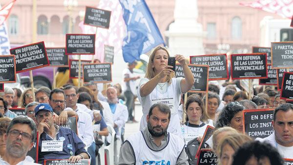 Maestros de varias provincias participaron de la sentada realizada en Plaza de Mayo.