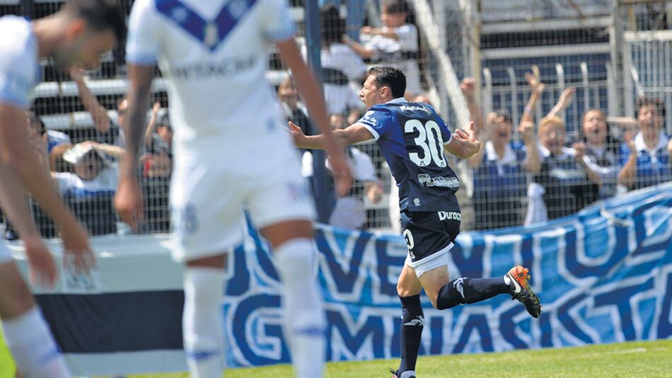 Nicolás Dibble festeja la apertura del marcador.
