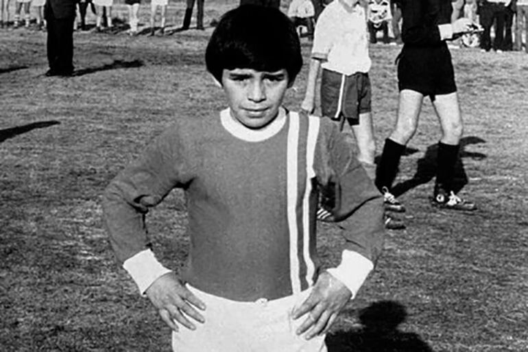 Diego y una de sus primeras imágenes con la camiseta de Argentinos Juniors