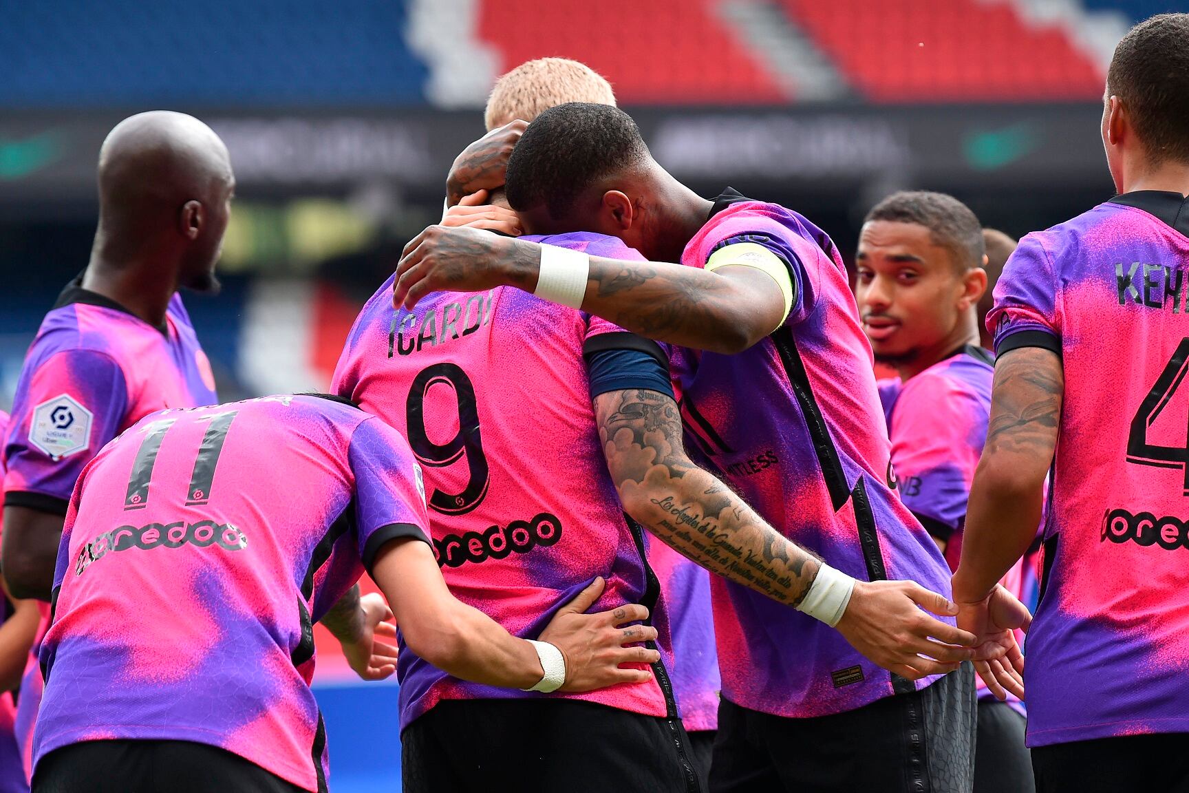 Icardi celebra su gol agónico con Mbappé.