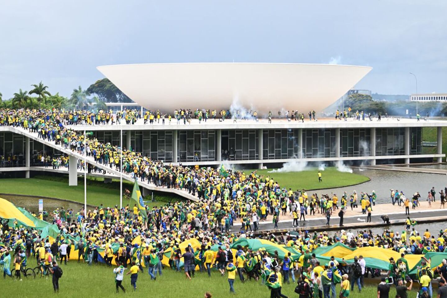 Bolsonaristas invaden la Explanada de los Ministerios en Brasilia el 8 de enero de 2023. 