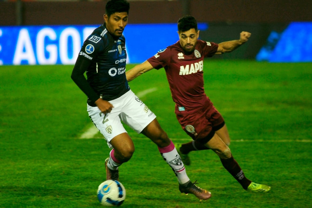 Acosta persigue a un rival