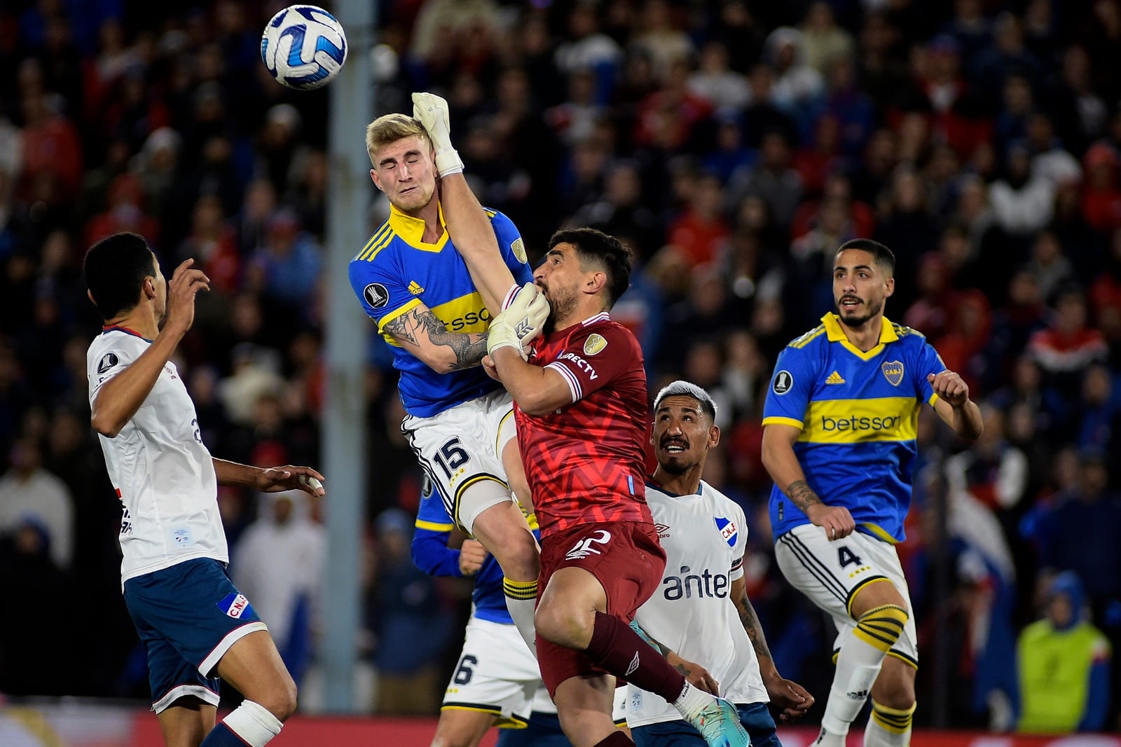 Valentini busca en las alturas ante la mala salida del arquero Ichazo. Luego se lo perderían entre Merentiel y Figal