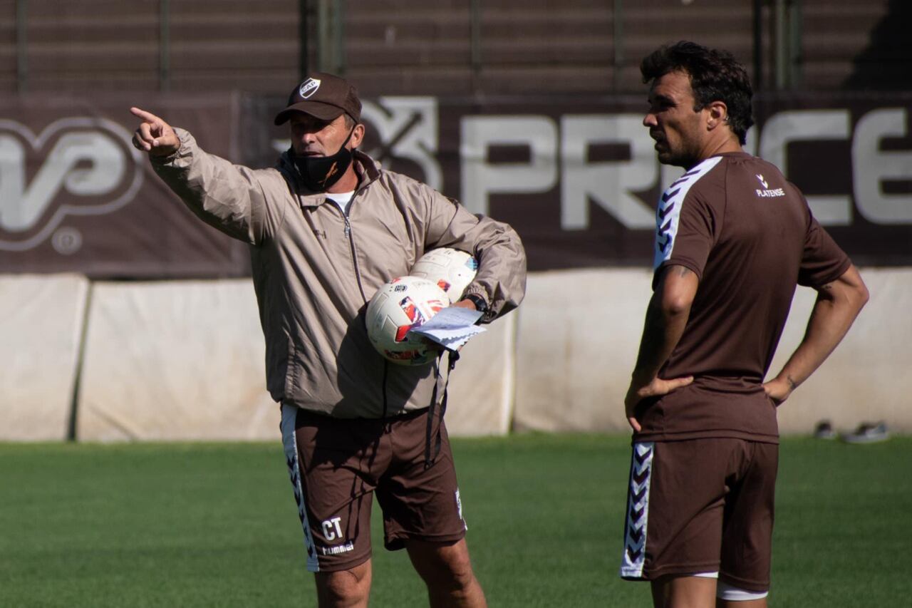 El DT Spontón le da indicaciones a Bertolo durante la práctica calamar