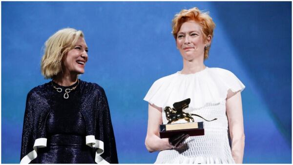 Tilda Swinton recibe el León de Oro de manos de Cate Blanchett, presidente del jurado.