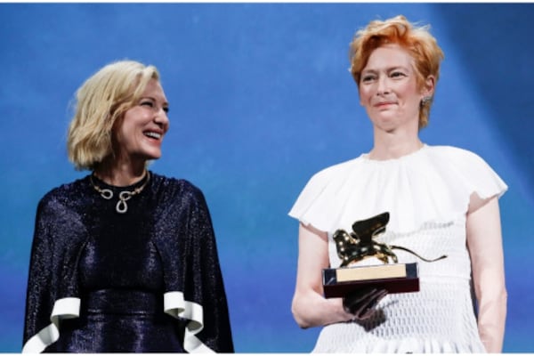 Tilda Swinton recibe el León de Oro de manos de Cate Blanchett, presidente del jurado.