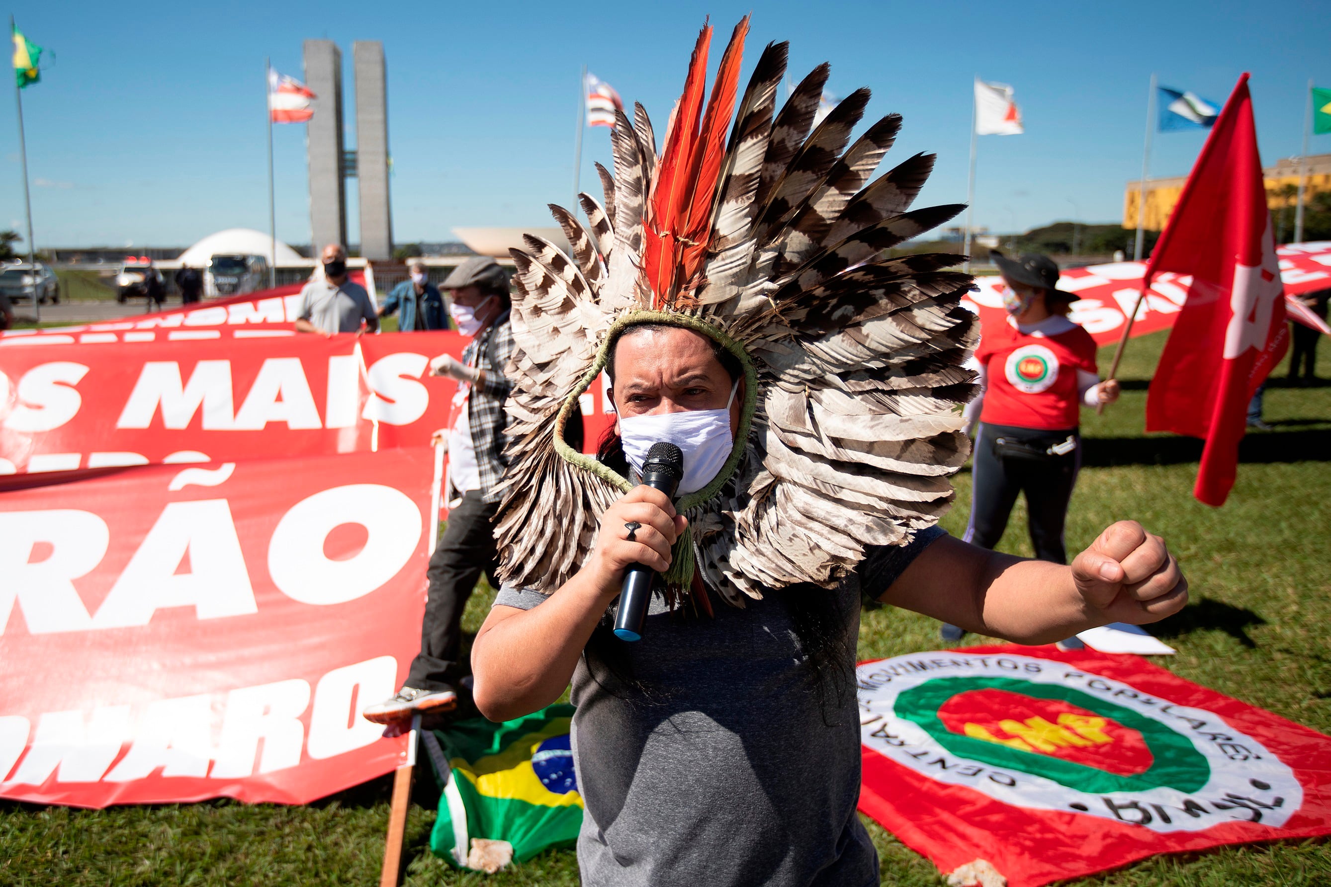 Movimientos indígenas de Brasil participan de una protesta contra Bolsonaro en Brasilia.