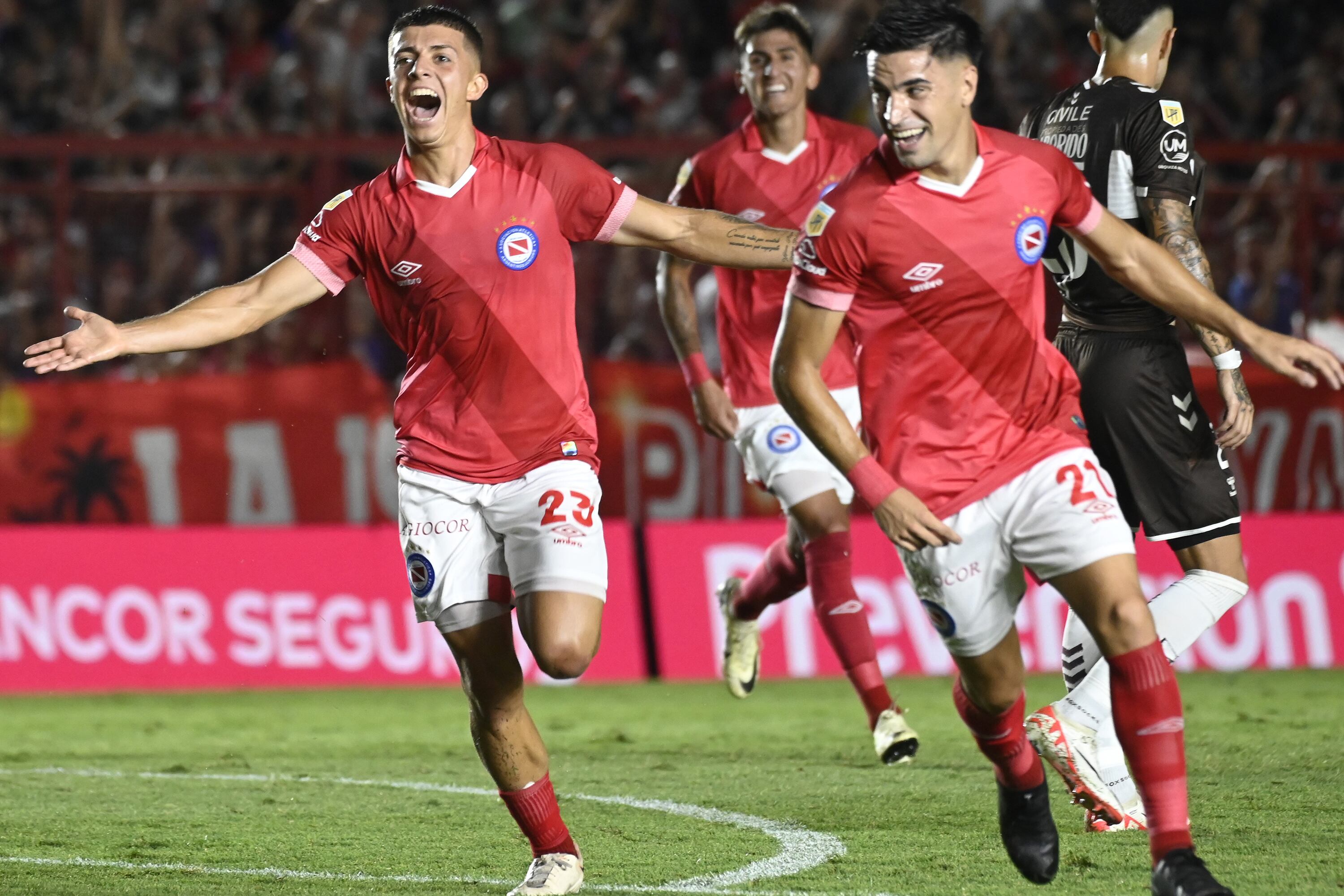 Santamaría y Oroz celebran el éxito del Bicho en el Diego Maradona