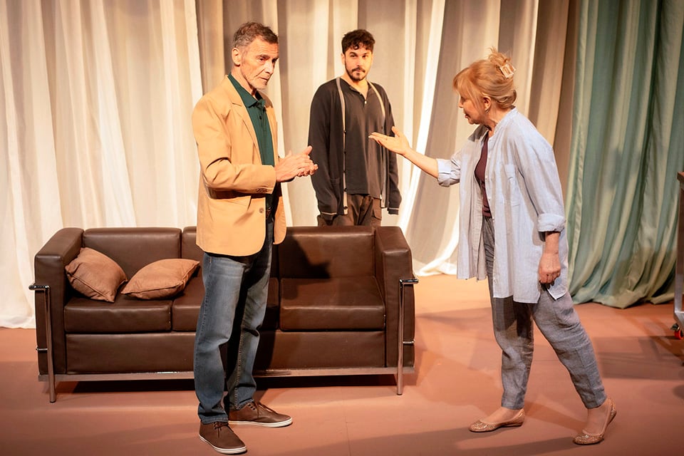 Gustavo Garzón, Martín Slipak y Cecilia Roth en escena. 