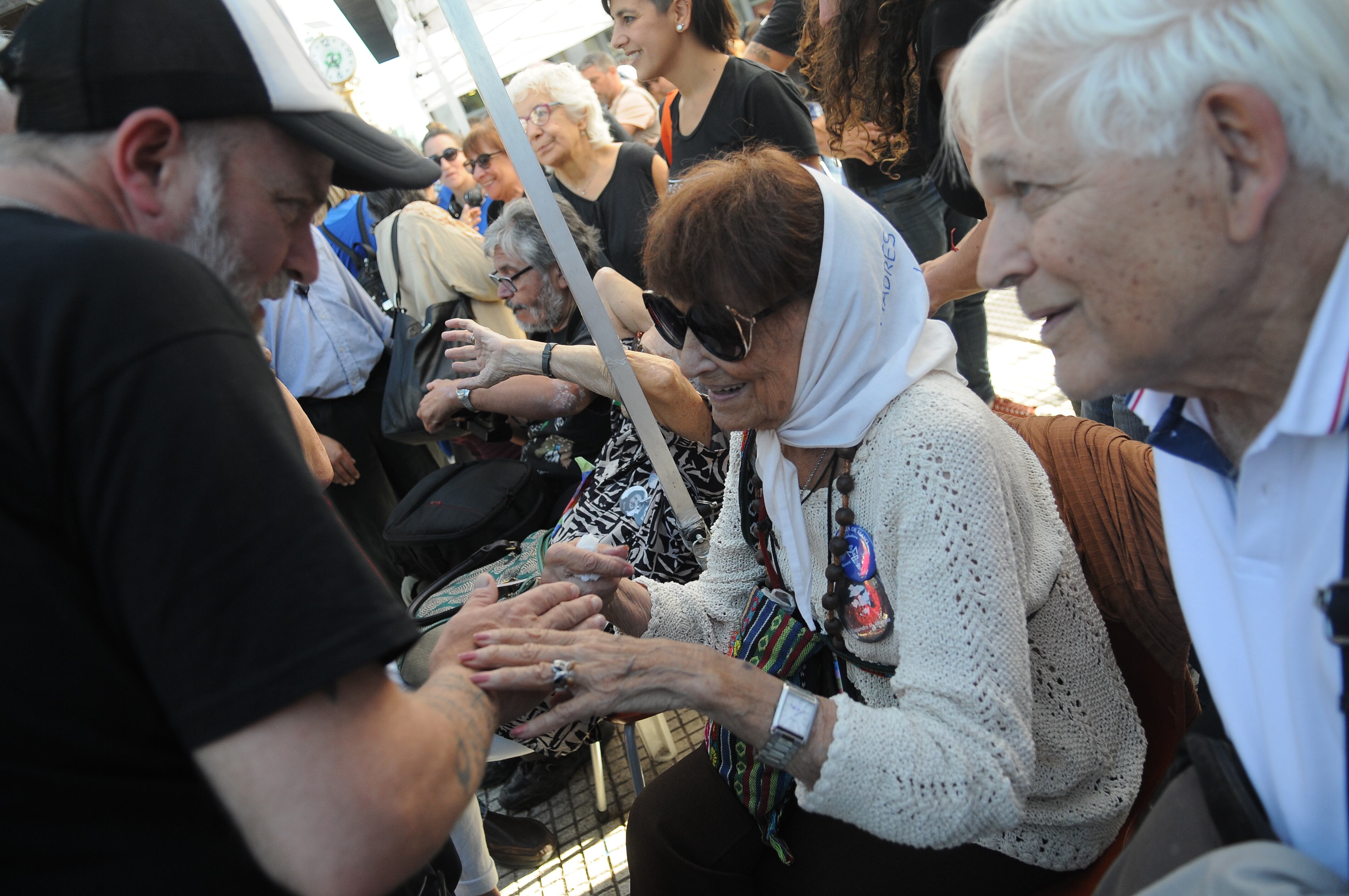 “Esta marcha es muy especial porque es la última con un gobierno que de democrático no tuvo nada", dijo a este diario Taty Almeida.