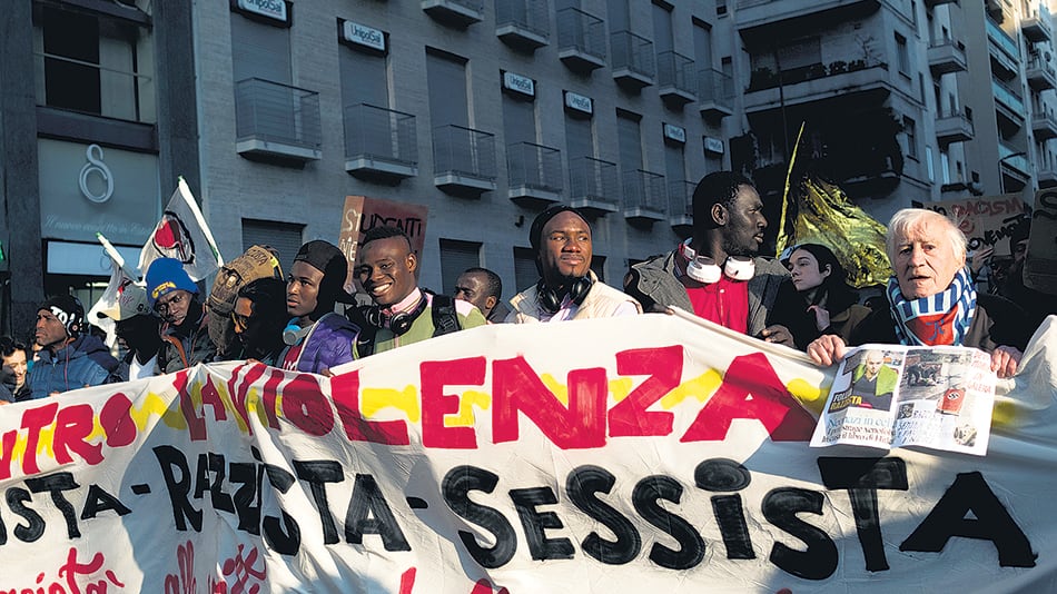 Miembros de colectivos antifascistas, grupos humanitarios y sindicatos marchan en Macerata.