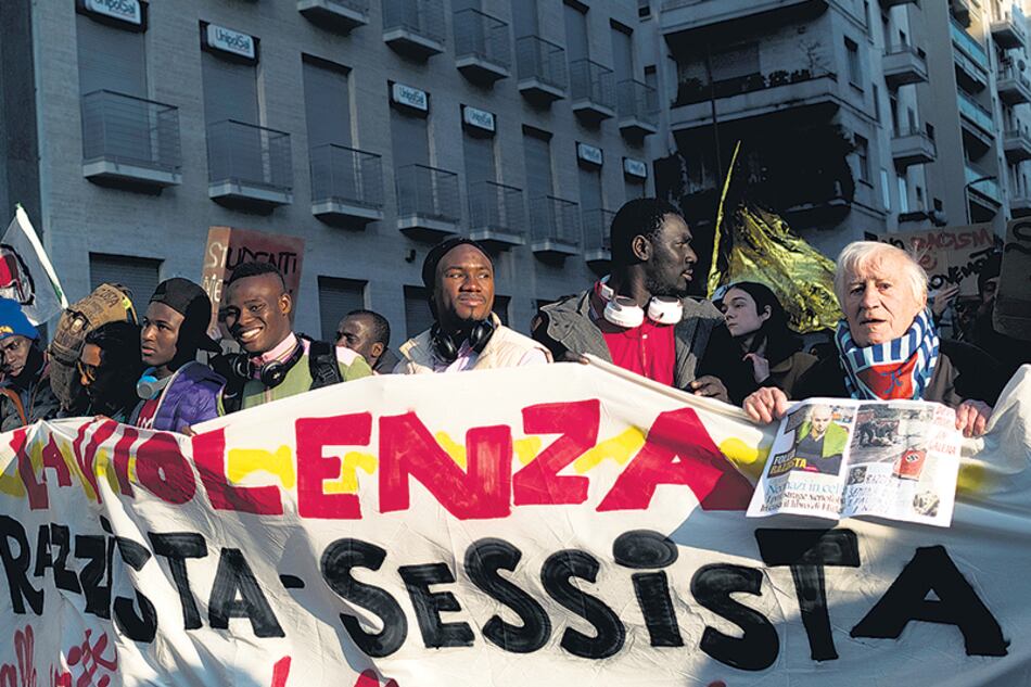 Miembros de colectivos antifascistas, grupos humanitarios y sindicatos marchan en Macerata.