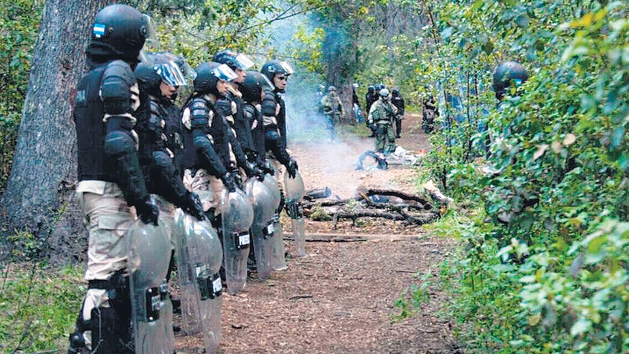 De los ocho prefectos que entraron en territorio mapuche, tres usaban armas MP-5.