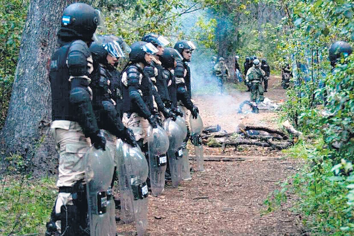 De los ocho prefectos que entraron en territorio mapuche, tres usaban armas MP-5.