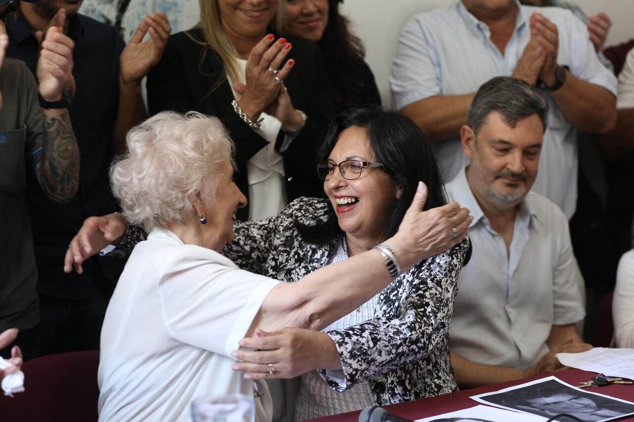 Escena de la conferencia por el hallazgo de la nieta 127.