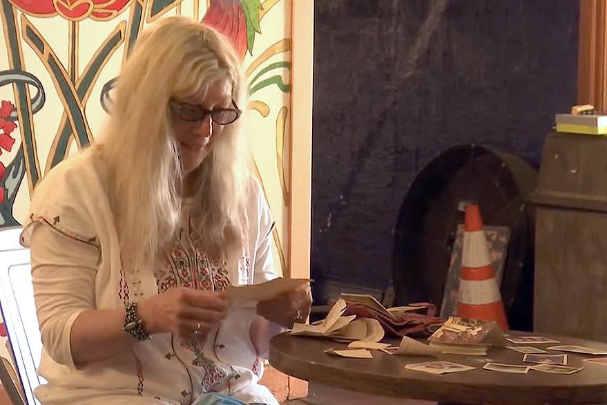 Colleen Distin se reencuenra con las fotos que había en la billetera perdida.