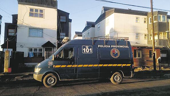 La camioneta policial durante el allanamiento al domicilio de Gala.