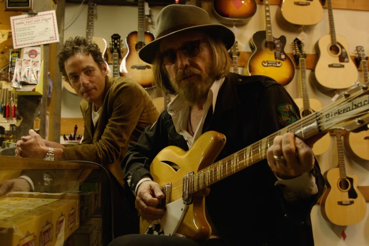 Jakob Dylan y Tom Petty con la legendaria Rickenbacker de doce cuerdas, cuya versión original había sido fabricada para Roger McGuinn.