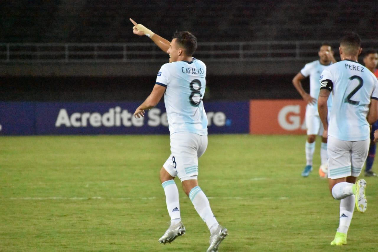 Capaldo celebra su gol, el que abrió el camino de la victoria argentina.