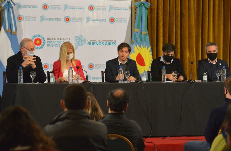 Kicillof, hoy, en La Plata, con Magario y sus ministros. 