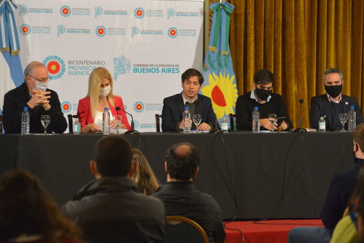 Kicillof, hoy, en La Plata, con Magario y sus ministros.