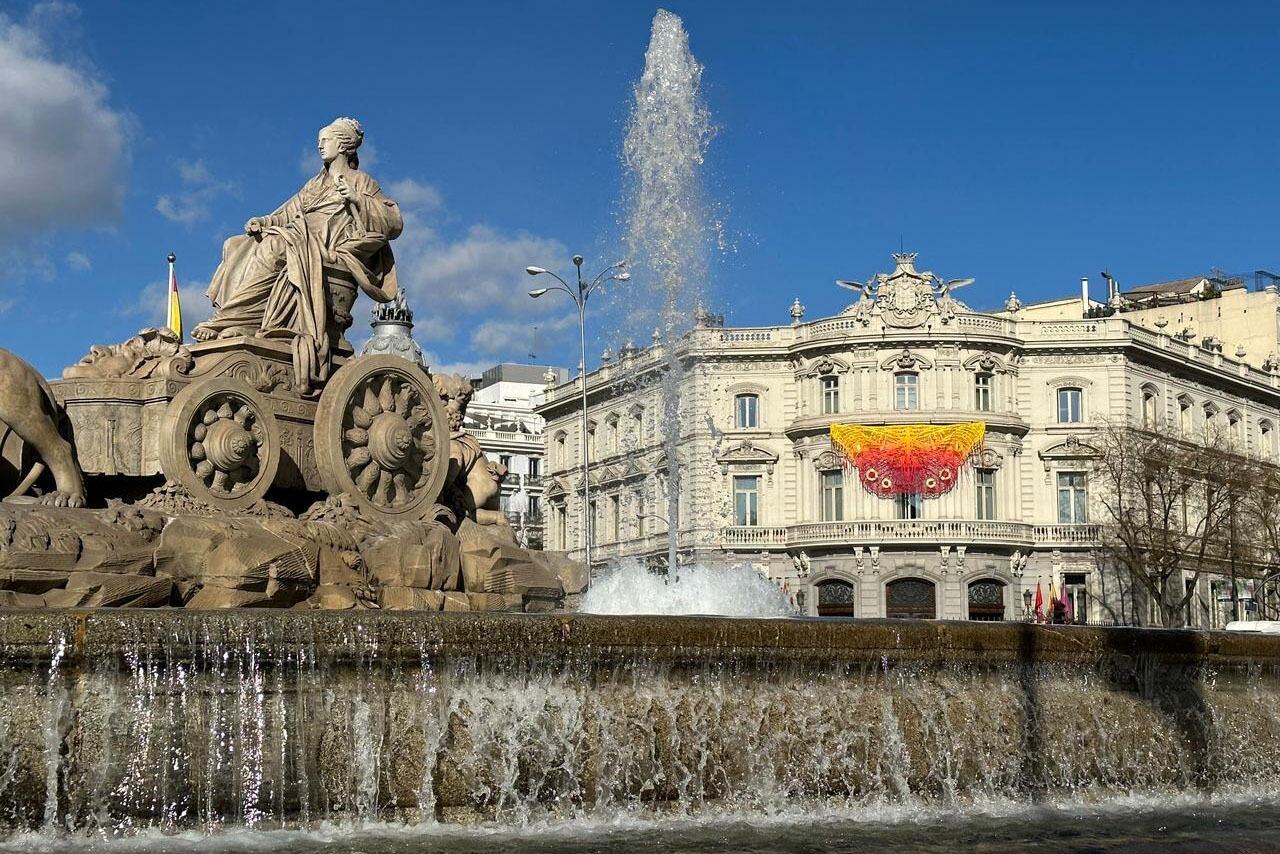 El artista Andrés Paredes intervino la fachada de la Casa de América.