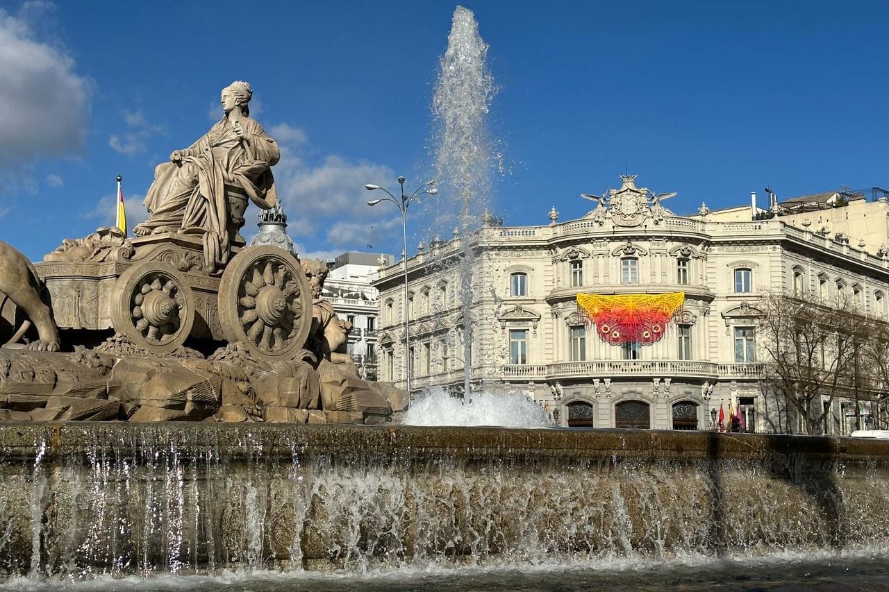 El artista Andrés Paredes intervino la fachada de la Casa de América.