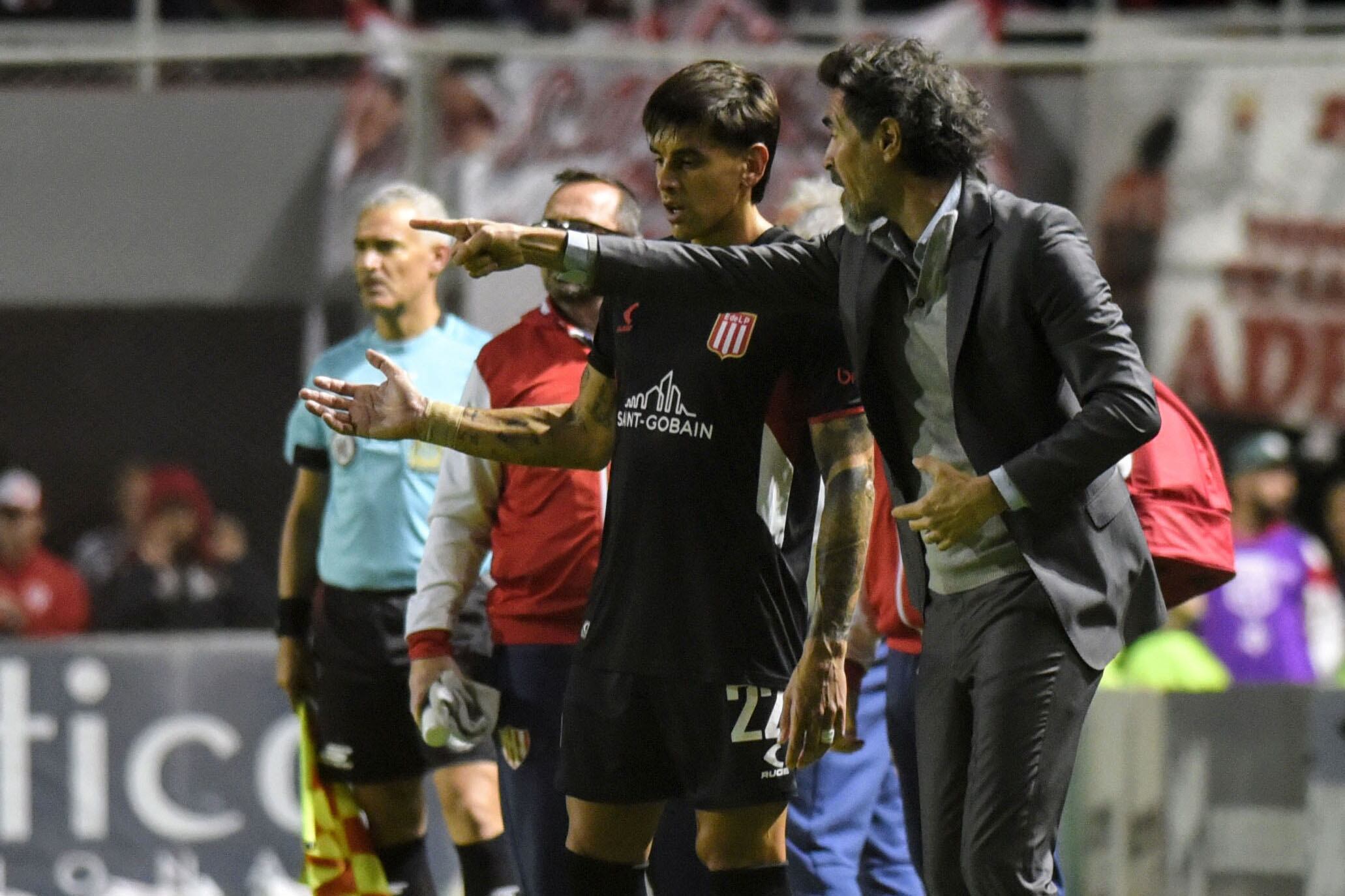 Eduardo Domínguez da indicaciones a Alexis Castro durante el 0-1 con Unión.