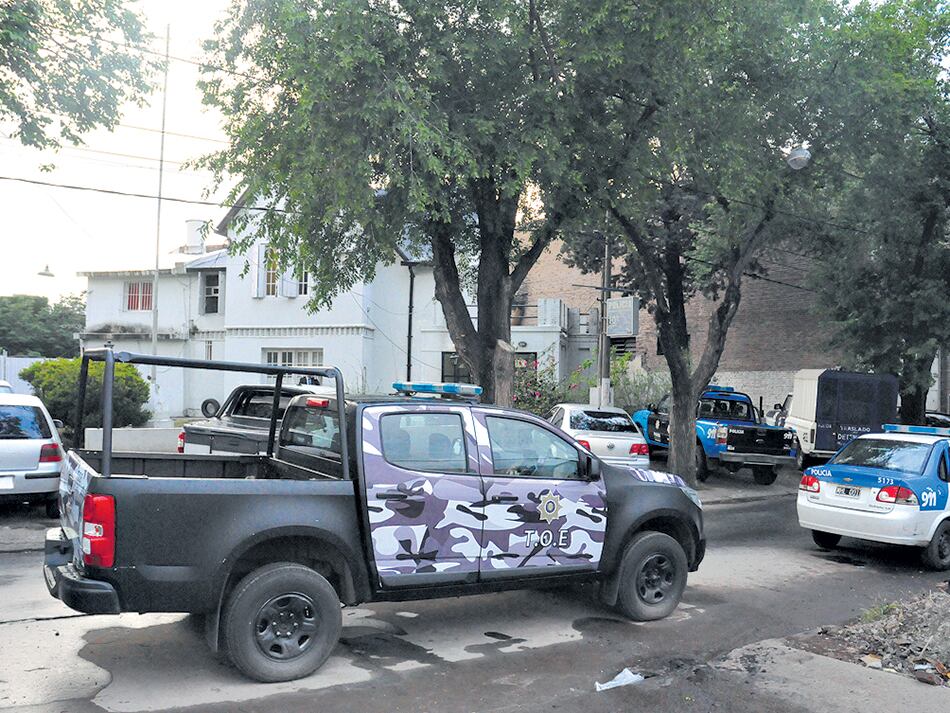 La víctima en algún momento salió de la comisaría y la introdujeron a la fuerza y esposada, según testigos.