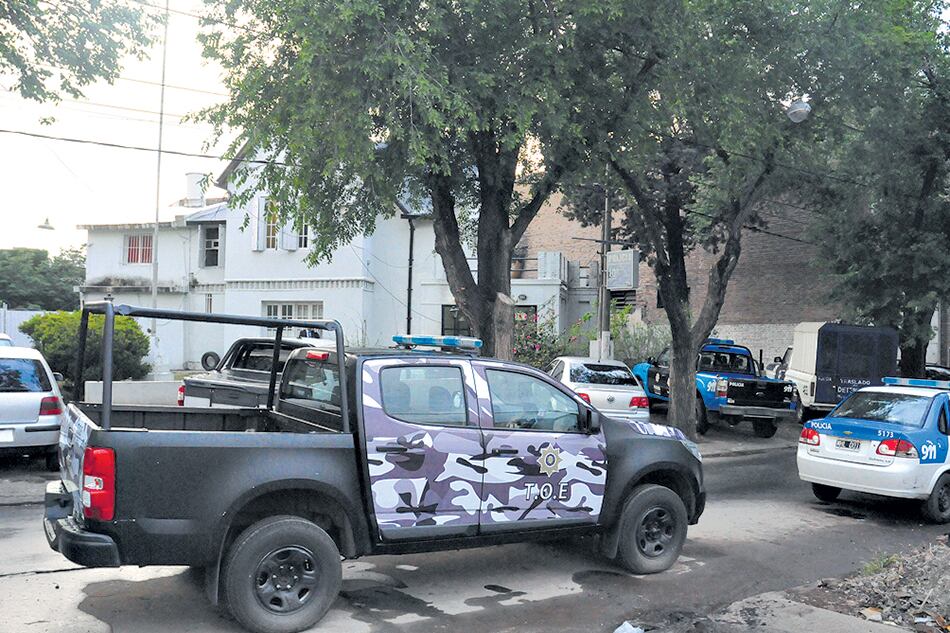 La víctima en algún momento salió de la comisaría y la introdujeron a la fuerza y esposada, según testigos.