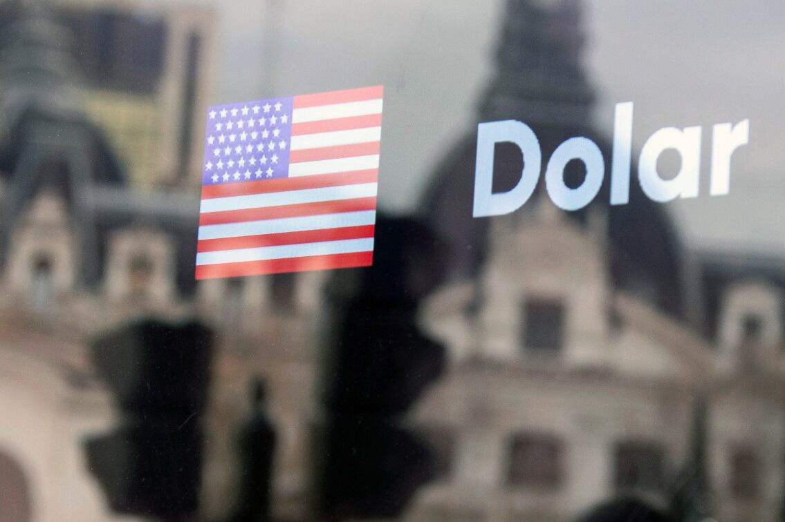 El dólar minorista cerró a 284,65 pesos, con una suba de 29 centavos.